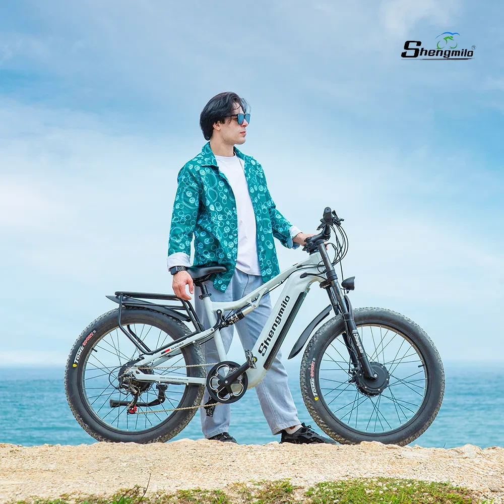 Model riding the Shengmilo S600 Electric Bike along an urban bike lane, demonstrating the bike’s efficient design and comfortable ride in busy city traffic.