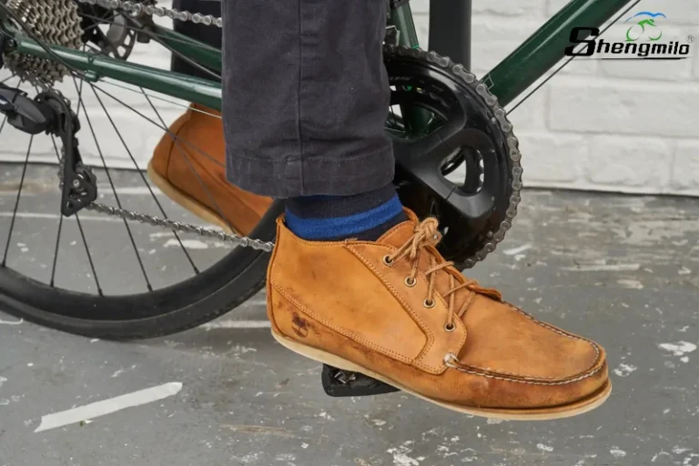 Rider on Shengmilo S600 e-bike showing flat heel position for correct saddle height