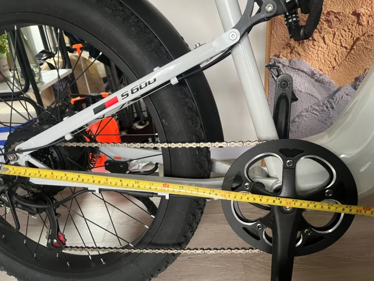 Measuring the horizontal distance from the rear axle to the bottom bracket of the Shengmilo S600 e-bike frame