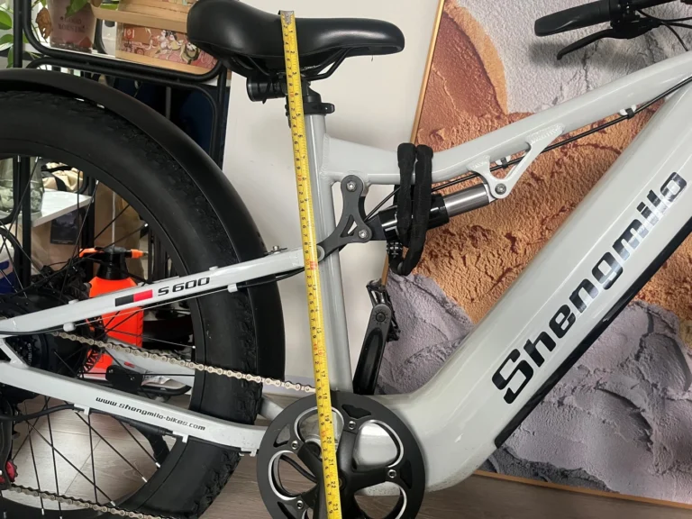 Adjusting the saddle height on Shengmilo S600 electric bike, measured from the bottom bracket