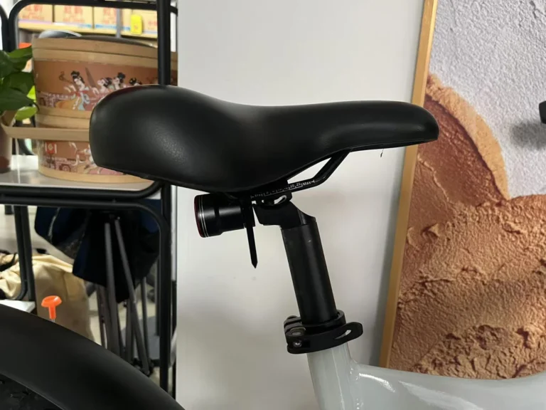 Shengmilo S600 e-bike showing saddle angle measurement process with level alignment