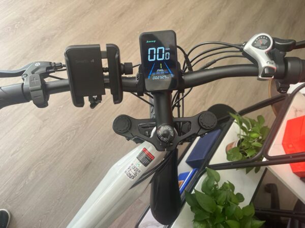 Yolin color display of shengmilo S600, presenting a clear interface for riders to monitor their journey