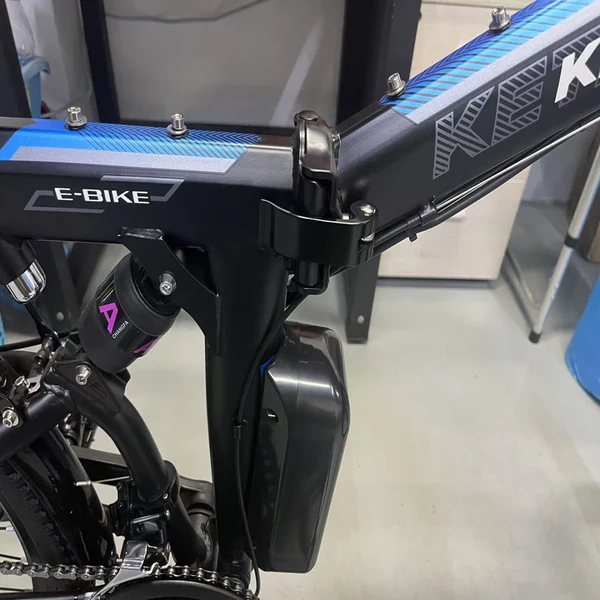 Folding Electric BicycleThe body is fixed by a locking device after being folded, and the frame is still made of high-strength aluminum alloy, which is both light and strong.