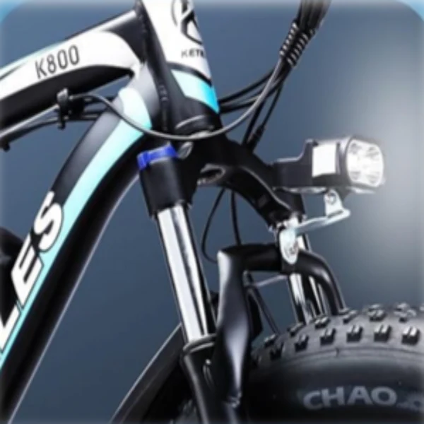 Bright Headlight
The strong light and wide illumination angle can effectively illuminate every detail of the road ahead, ensuring that riders can detect obstacles, potholes and other potential dangers in time.